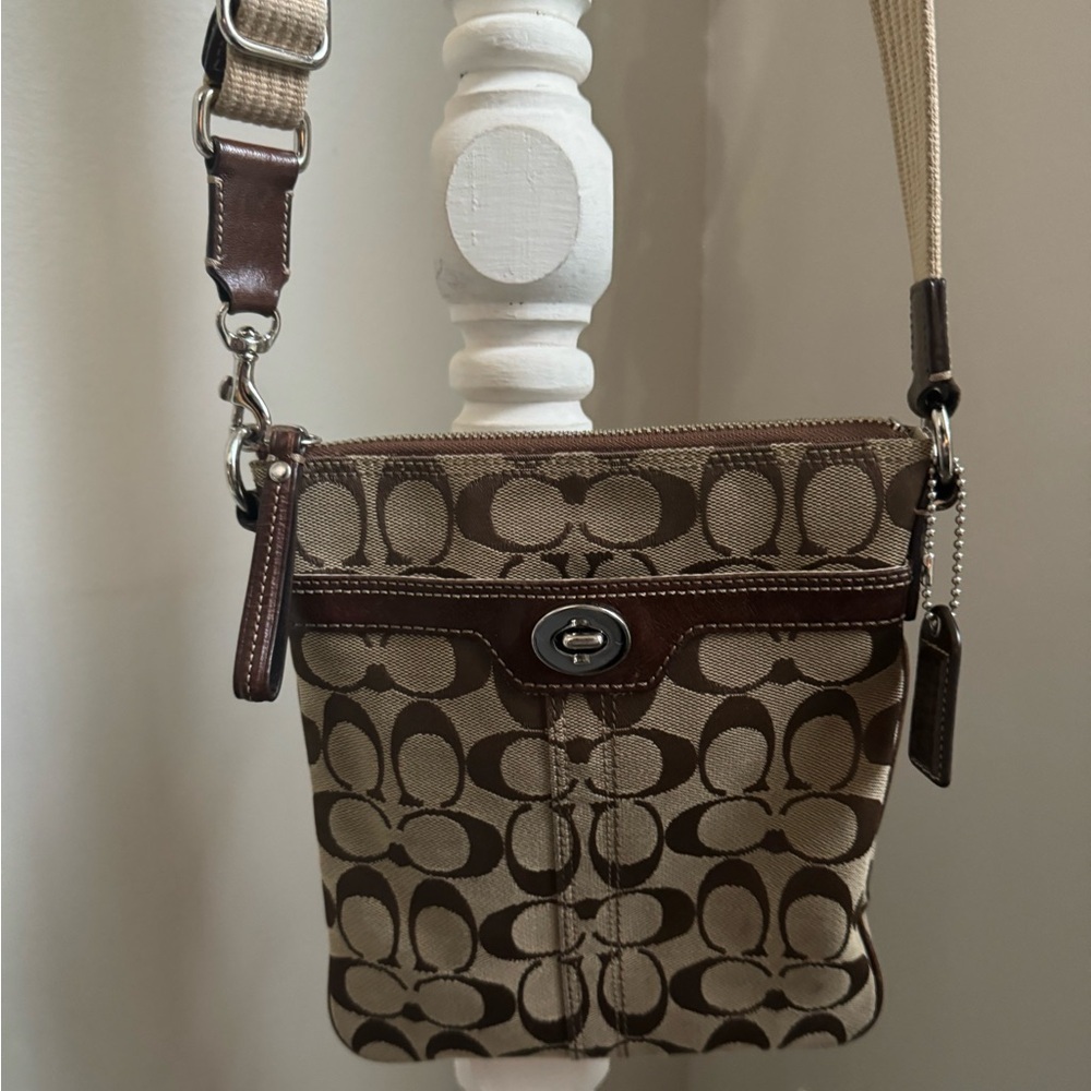 Coach signature turnlock crossbody bag​​